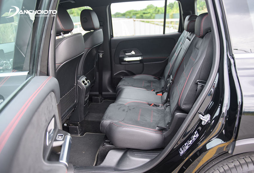 Hàng ghế thứ hai Mercedes GLB đầy đủ tựa đầu 3 vị trí, khoảng trần xe và chỗ để chân đều ổn