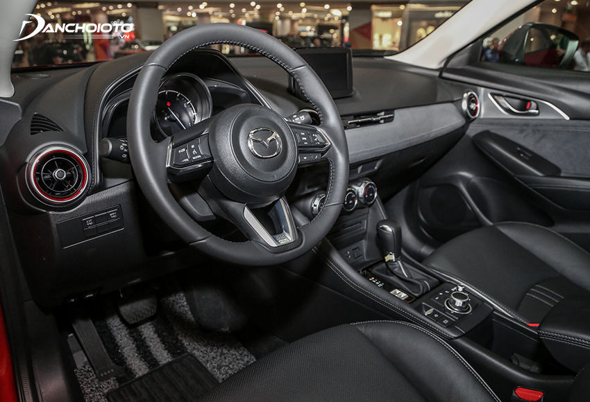 Vô lăng Mazda CX-3 2023 3 chấu, bọc da, được bố trí đầy đủ các phím chức năng