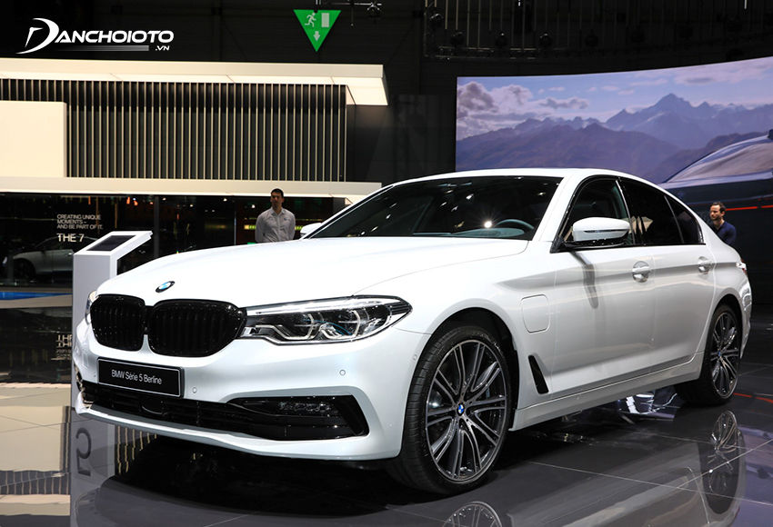 BMW 5 Series là một mẫu xe sedan hạng sang cỡ trung mang đậm chất thể thao