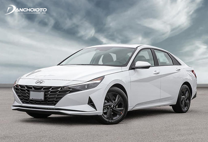 Hyundai Elantra là cái tên tiếp theo phải kể đến nếu nói về các loại xe ô tô 5 chỗ giá rẻ hạng C