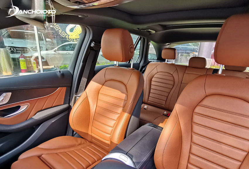 Hàng ghế trước Mercedes GLC 300 4MATIC thiết kế phong cách thể thao, ôm thân người ngồi