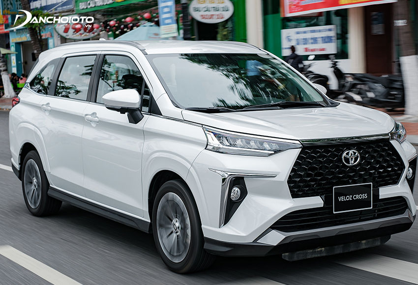 Chạy trong phố Toyota Veloz Cross êm ái, hệ thống treo xử lý dao động một cách ngọt dịu