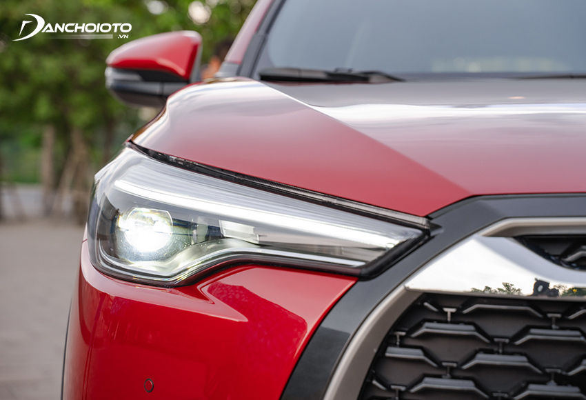 Hệ thống đèn trước Toyota Corolla Cross 2023 thanh mảnh kéo dài sắc sảo
