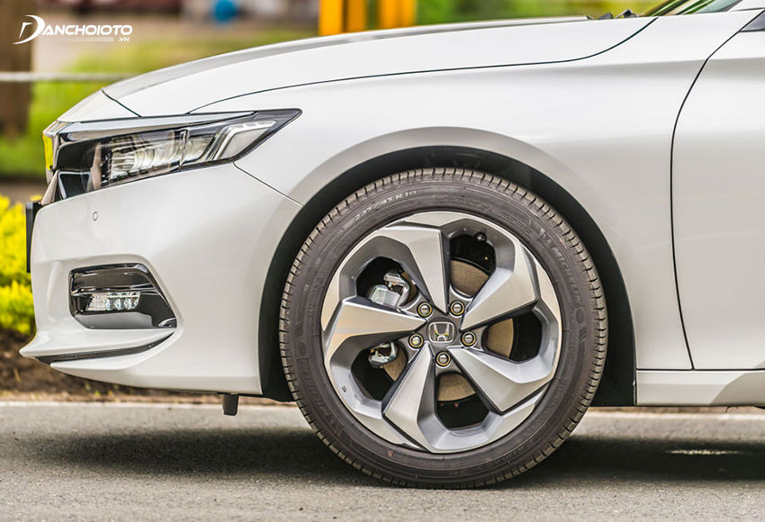 Honda Accord 2023 sử dụng lazang hợp kim 18inch kết hợp bộ lốp 235/45R18