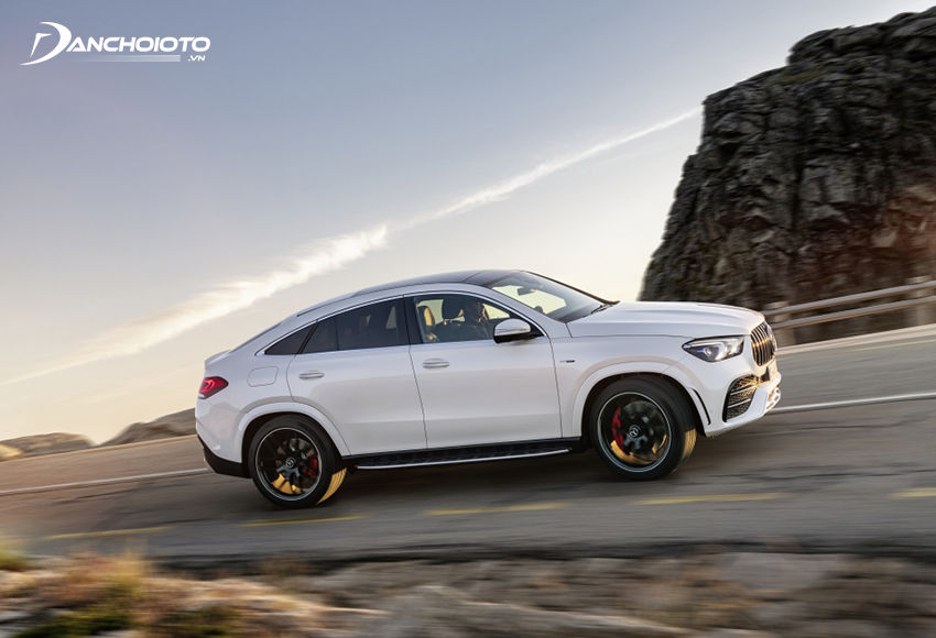 GLE 53 4MATIC+ Coupe trang bị hệ thống treo AMG RIDE CONTROL thích ứng hoàn toàn tự động và hoạt động độc lập ở từng bánh xe