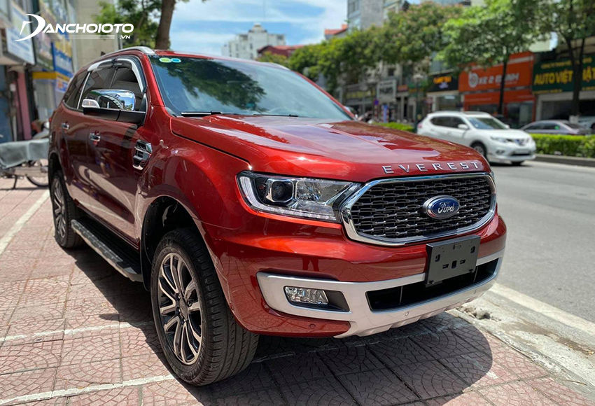Ford Everest nổi bật với phong cách hầm hố, cơ bắp thể hiện rõ từ thiết kế đến vận hành