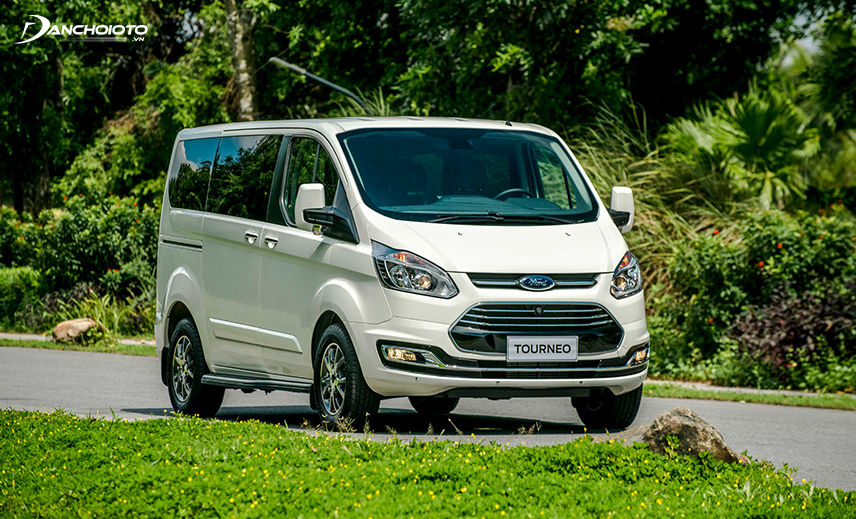 Lưới cản trước Ford Tourneo 2023 mở rộng kéo dài hết cả đầu xe