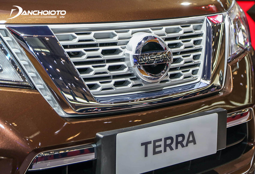 Phần đầu Nissan Terra 2023 sở hữu bộ lưới tản nhiệt 3D V-Motion nam tính