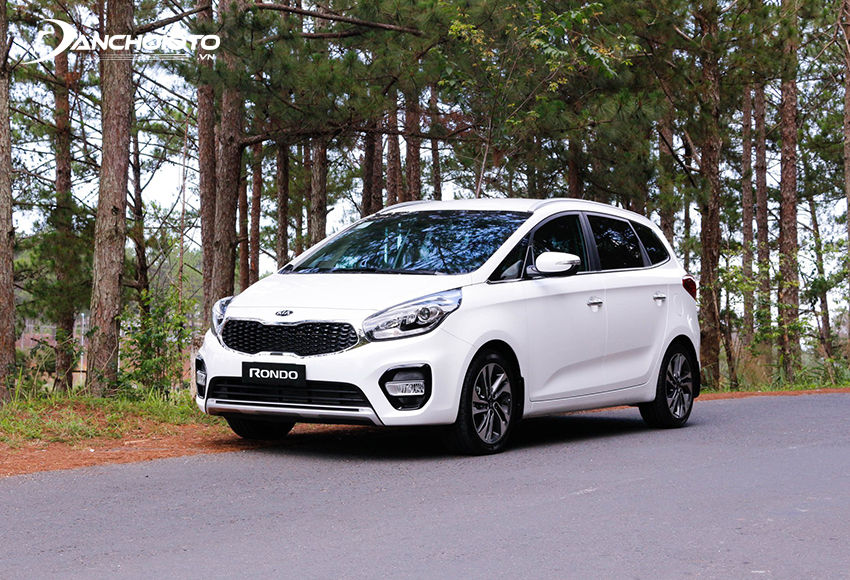 Hệ thống treo phía sau Kia Rondo khá cứng để tránh tình trạng xe bị xệ đuôi khi chở đủ 7 người