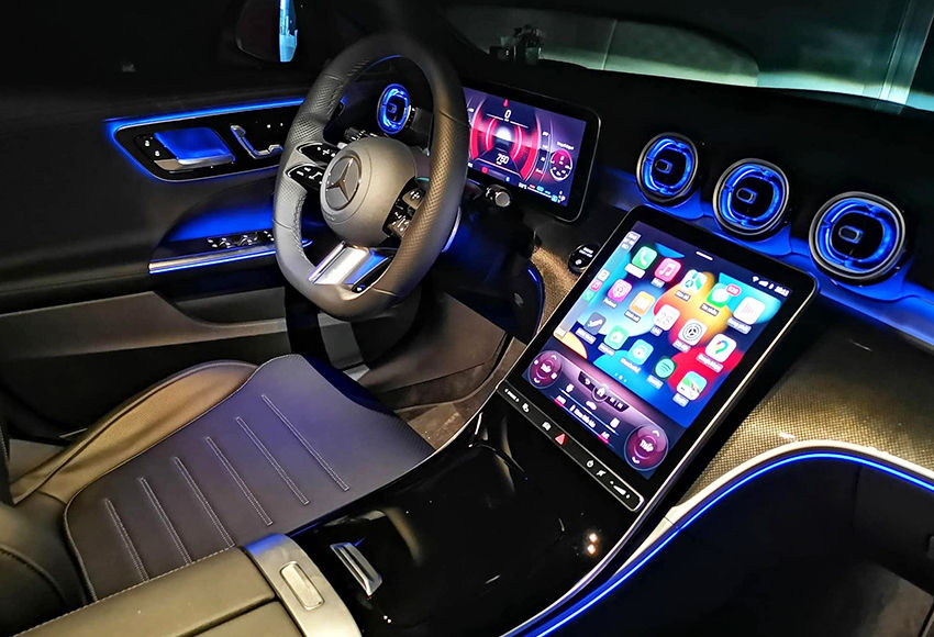 Mercedes C300 AMG 2023 có đèn viền nội thất 64 màu lung linh