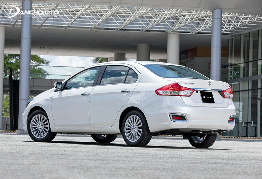 Đuôi xe Suzuki Ciaz 2023 khá thể thao, điểm nhấn chính là cụm đèn hậu LED mạnh mẽ