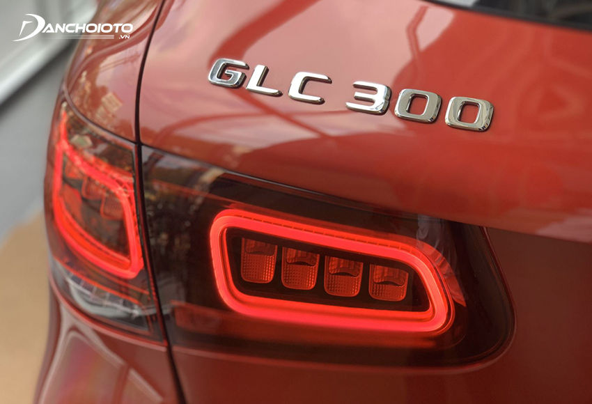 Đèn hậu GLC 300 4MATIC tách 2 khoang chữ nhật, mỗi khoang có các khối LED vuông rất đẹp