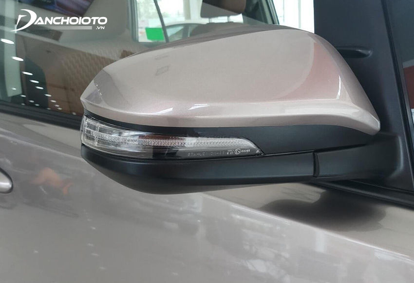 Gương chiếu hậu Toyota Innova 2023 được tích hợp đầy đủ các tính năng