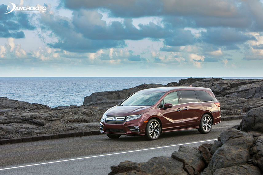 Xe minivan tuy đồ sộ nhưng thiết kế trang nhã và nhẹ nhàng hơn