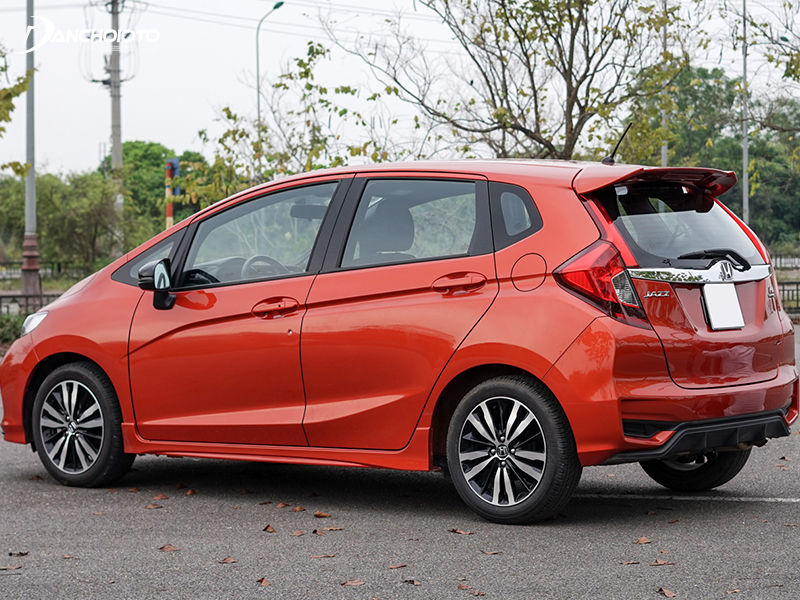 Thân xe Honda Jazz 2023 được dập nổi, cắt xẻ khá táo bạo