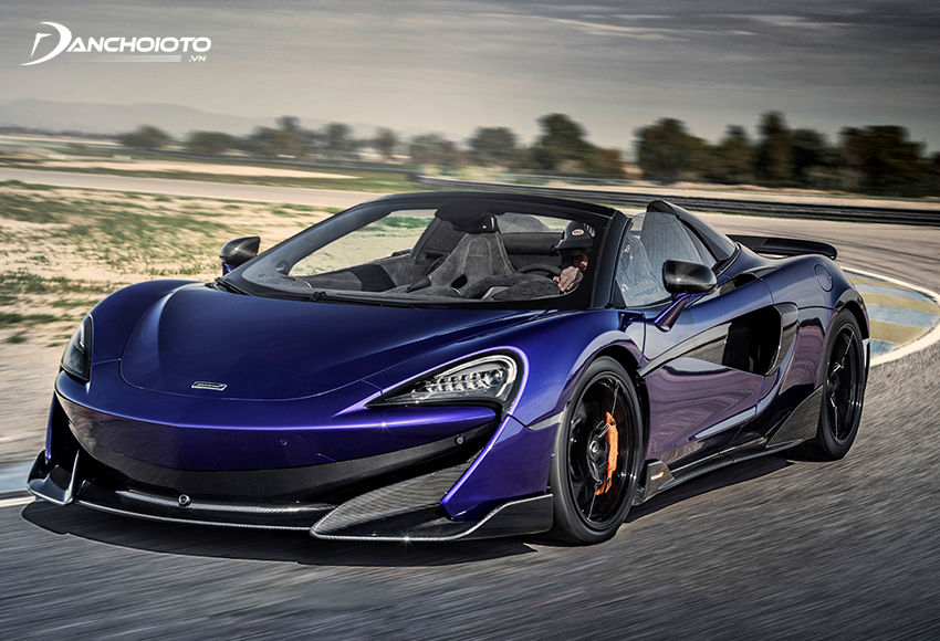 McLaren 600LT Spider có kết cấu mui xe xếp cứng, thời gian đóng mở khoảng 14 – 16 giây