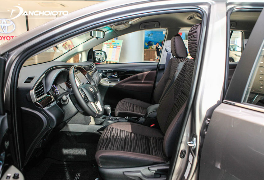 Hàng ghế đầu Toyota Innova 2023 có mặt đệm rộng, tựa lưng ghế độ ôm vừa phải
