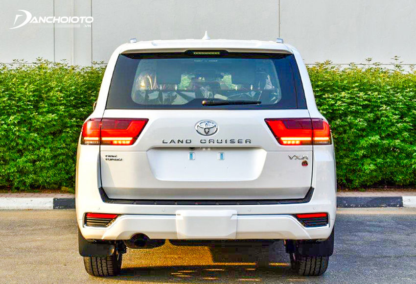 Đuôi xe Toyota Land Cruiser 2023 trông chắc chắn và đậm dáng