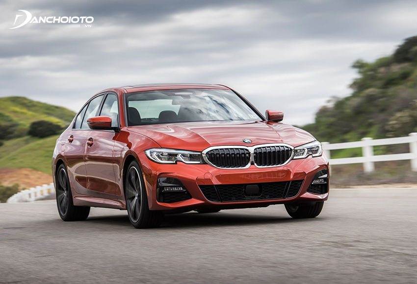 Hệ thống lái BMW 330i M Sport kiểu biến thiên thể thao cho phản ứng nhanh, gãy gọn