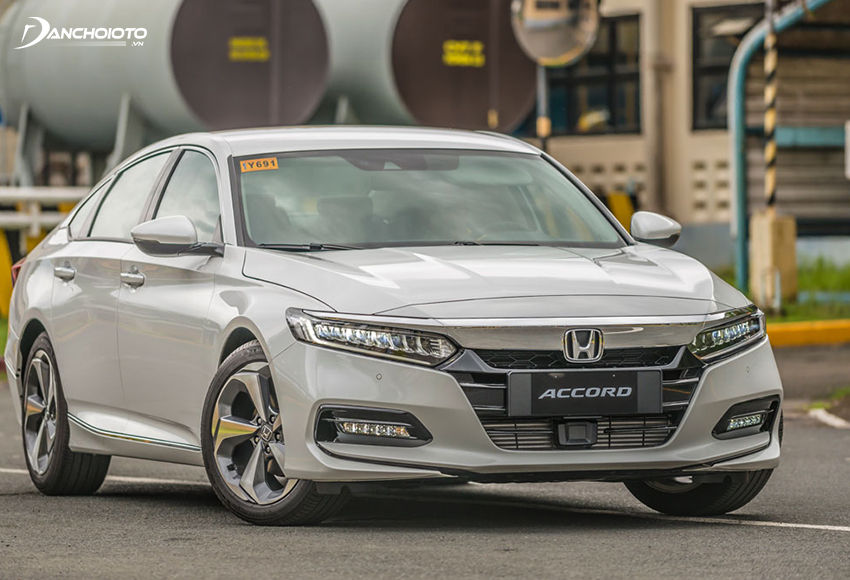 Đầu xe Honda Accord 2023 thu hút với bộ lưới tản nhiệt mở rộng bề thế đi liền cùng cụm đèn sắc sảo