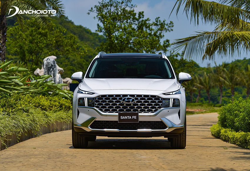 Nói đến xe ô tô gia đình 7 chỗ cao cấp tầm trung thì không thể không kể đến Hyundai SantaFe