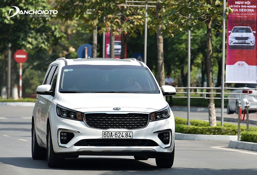 Kia Sedona 2023 có hệ thống treo dạng mềm, vận hành đằm ở tốc độ cao nếu lái ổn định