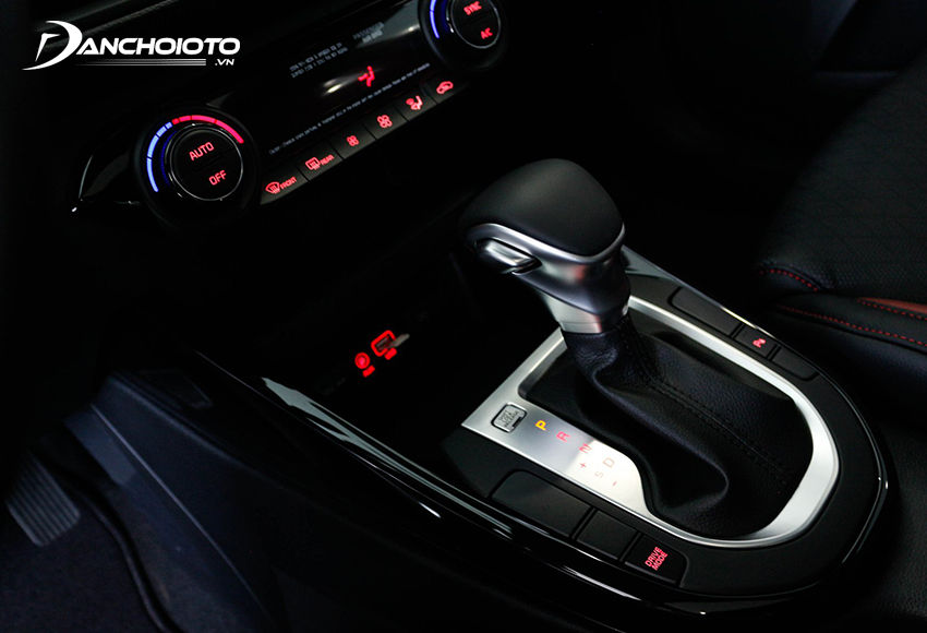 Cần số Cerato 2023 khá giống với Audi A4 thế hệ trước