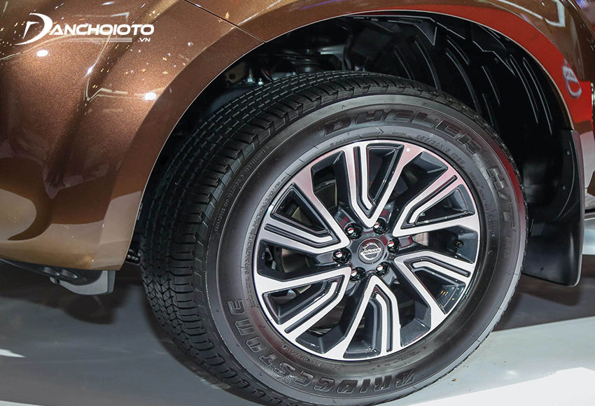 Nissan Terra 2023 bản V và E được trang bị mâm 18 inch đa chấu chữ V 2 màu