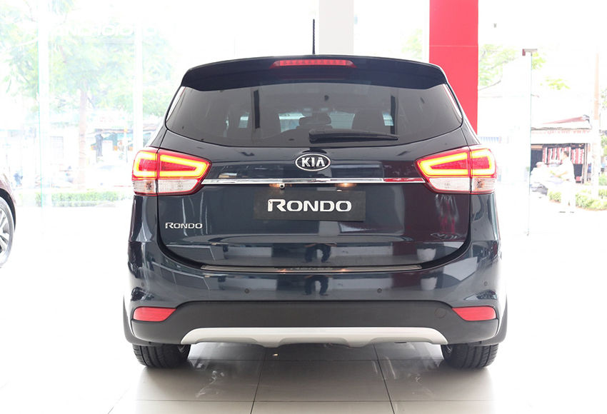 Đuôi xe Kia Rondo 2020 khá vuông vắn