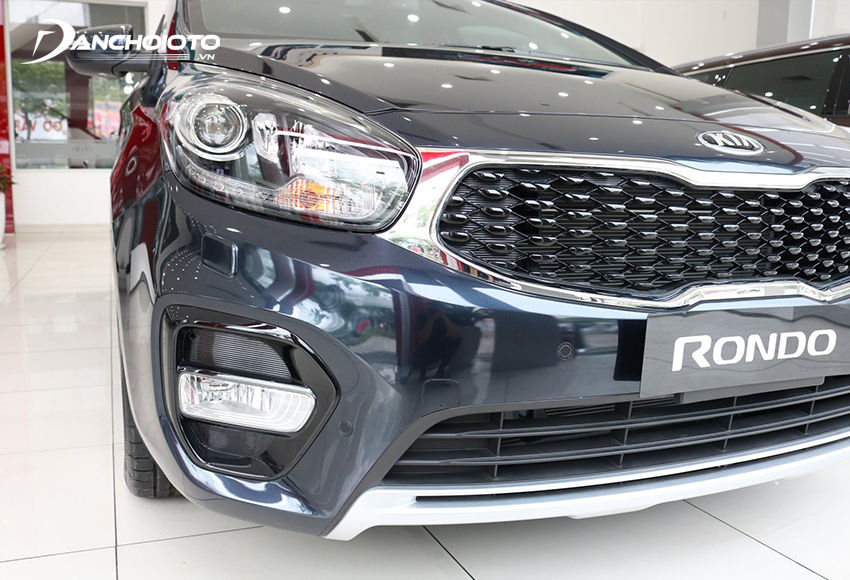Đèn sương mù Kia Rondo 2020 nằm lọt trong hốc nhựa tạo điểm nhấn nổi bật