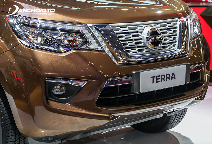 Cả hốc gió và hốc đèn sương mù Nissan Terra 2023 đều có thanh chrome dày chạy viền bên trên