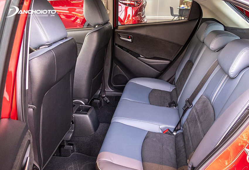Hàng ghế sau Mazda 2 2023 khá chật chội