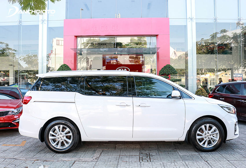 Thân xe Kia Sedona 2023 thiết kế mượt mà, cho cảm giác cao cấp
