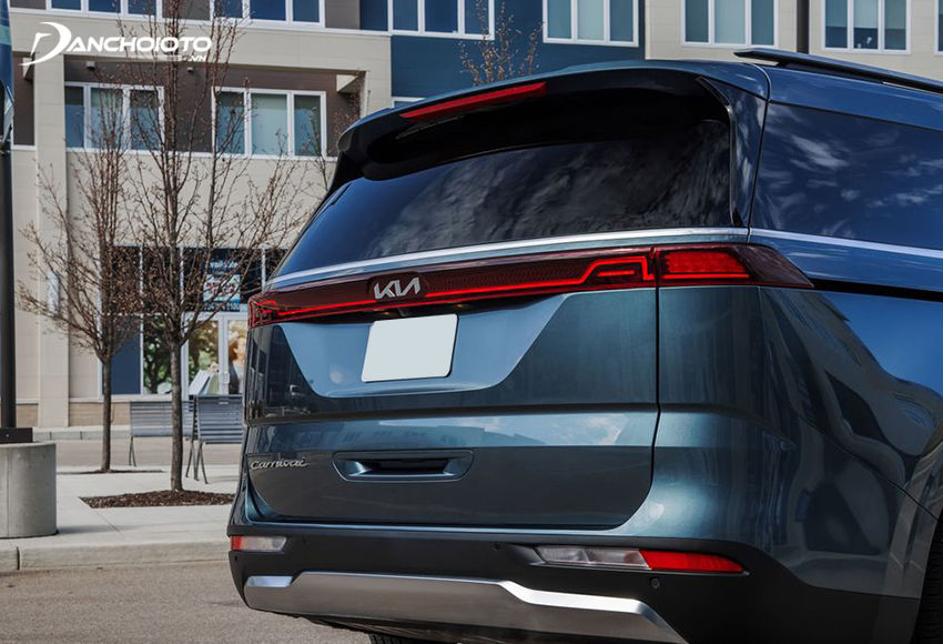 Đuôi xe Kia Carnival 2023 phảng phất phong phái của các mẫu SUV hạng sang cỡ lớn