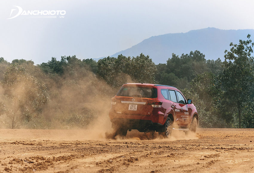 Nissan Terra vẫn trung thành với hệ thống lái trợ lực dầu
