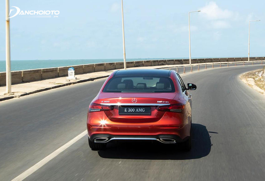 Đuôi xe Mercedes E300 AMG 2023 giữ vững phong thái của một chiếc xe Đức tiền tỷ