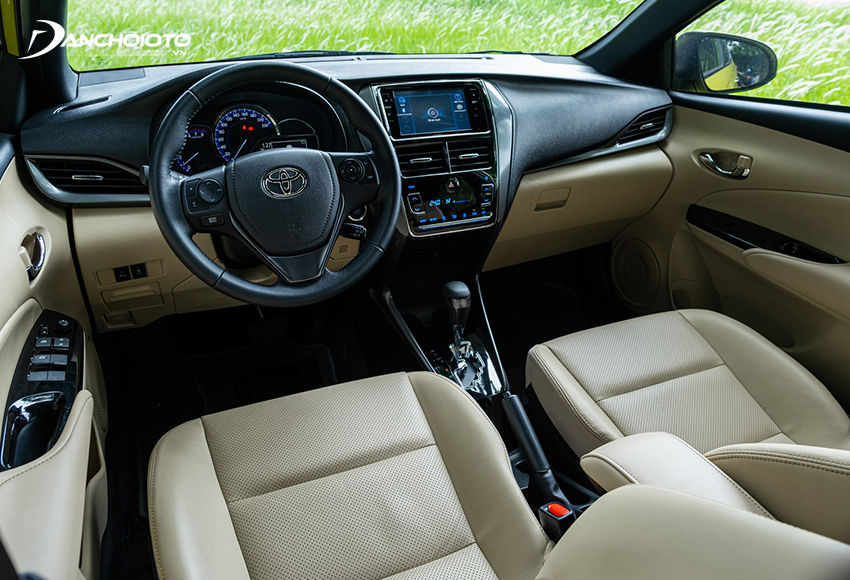 Vô lăng Toyota Yaris 2023 được tích hợp thêm phím chức năng mới