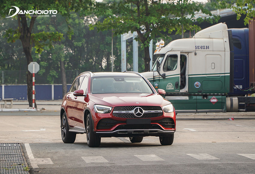 Mercedes GLC 300 4MATIC 2020 sử dụng hệ thống dẫn động 4 bánh toàn thời gian 4MATIC giúp tối ưu lực kéo lên các bánh xe
