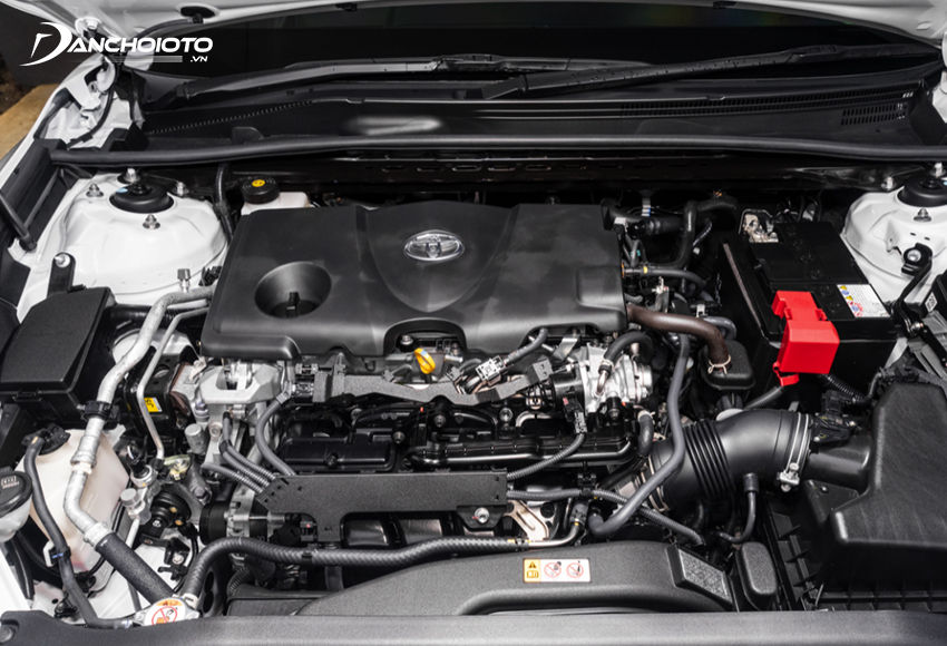 Tuy Toyota Camry 2023 chỉ là phiên bản facelift nhưng mẫu xe lại có sự nâng cấp đáng kể về động cơ và hộp số