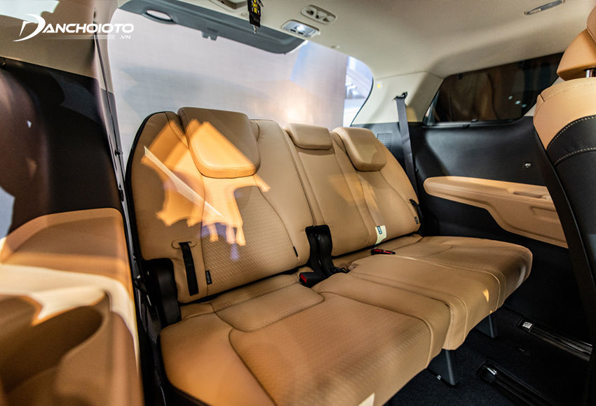 Hàng ghế thứ ba trên Kia Carnival 2023 có thể ngả đến 120 độ, khoảng trần cao hơn Kia Sedona trước đây