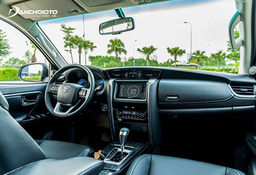 Thiết kế nội thất Toyota Fortuner 2023 mạnh mẽ, đơn giản và thực dụng
