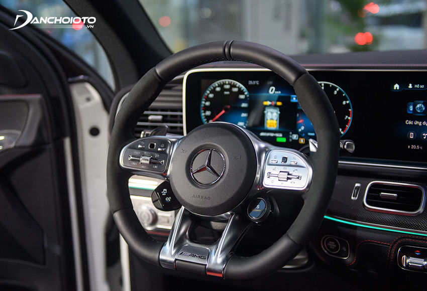 Vô lăng bản hiệu năng cao GLE 53 4MATIC+ Coupe thiết kế đặc sắc hơn khi được bọc sợi DINAMICA