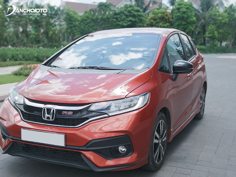 Đầu xe Honda Jazz 2023 có lưới tản nhiệt tổ ong nổi bật với thanh nhựa bản to nằm ngang kết nối liền mạch với cụm đèn trước ở hai bên
