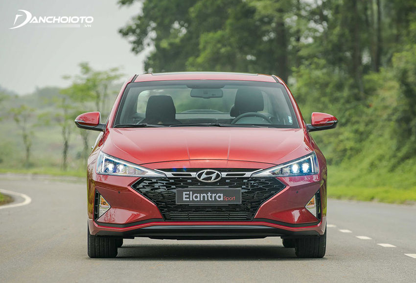 Hyundai Elantra là một trong các mẫu xe 5 chỗ tầm 700 triệu được ưa chuộng nhất hiện nay