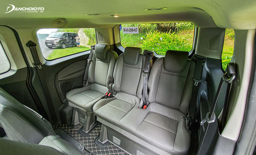 Không gian hàng ghế thứ 3 Ford Tourneo 2023 khá thoáng