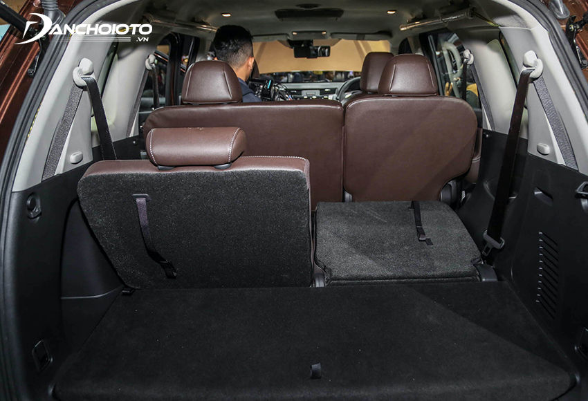Khoang hành lý Nissan Terra 2023 ở mức đủ dùng