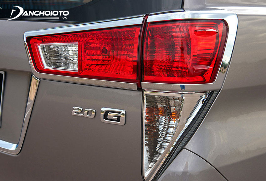 Cụm đèn hậu Toyota Innova 2023 thiết kế chữ L nhưng chưa có LED