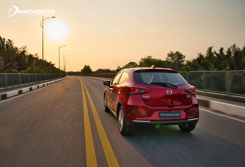 Mazda 2 2023 được trang bị hệ thống trợ lực lái điện, vô lăng khá nhẹ