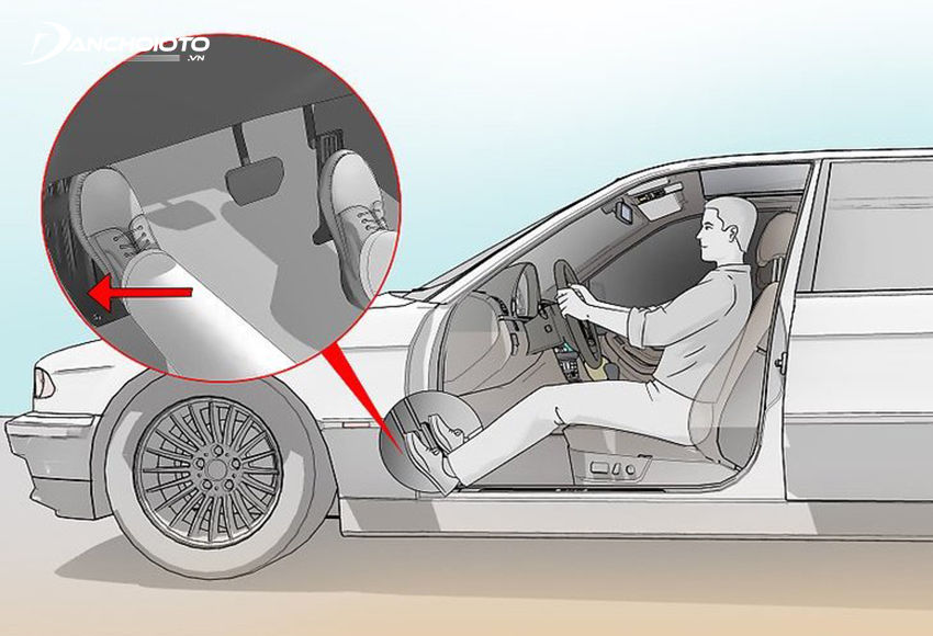 Sử dụng chân phải để điều khiển chân phanh và chân ga