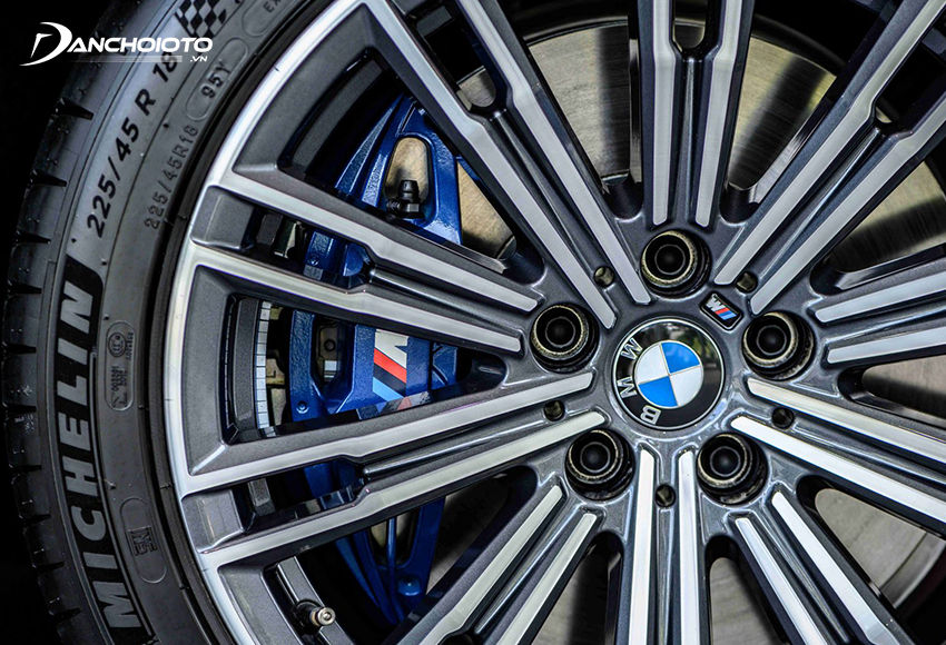 BMW 330i M Sport trang bị gói mâm M 18 inch đa chấu kép